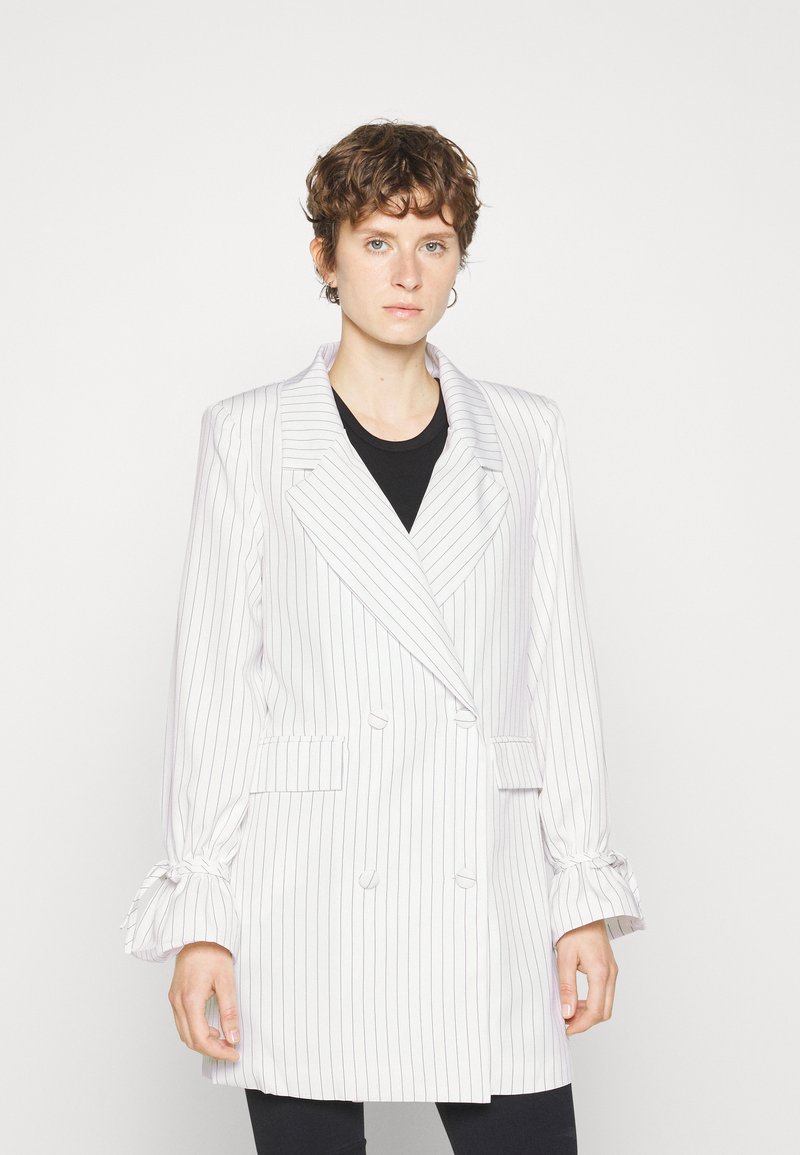 IN THE STYLE PERRIE SIAN WHITE STRIPE DRESS - Sukienka koszulowa