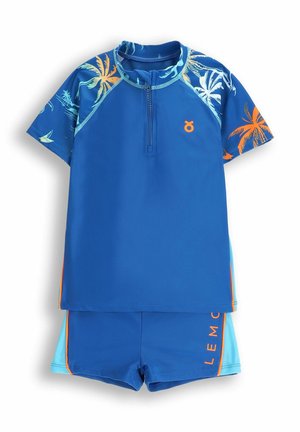 Niebieski zestaw kąpielowy z topem z krótkim rękawem w palmowy wzór i pomarańczowymi akcentami, w zestawie z pasującymi niebieskimi szortami.