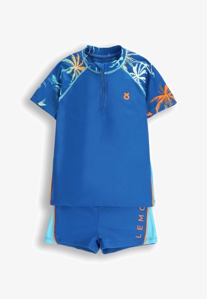 Niebieski zestaw kąpielowy z topem z krótkim rękawem w palmowy wzór i pomarańczowymi akcentami, w zestawie z pasującymi niebieskimi szortami.