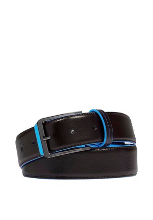 Ceinture en cuir brun foncé avec des bords bleus et une boucle rectangulaire noire gravée de la marque Piquadro.