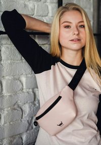 VUCH LEONORA - Ledvinka - pink