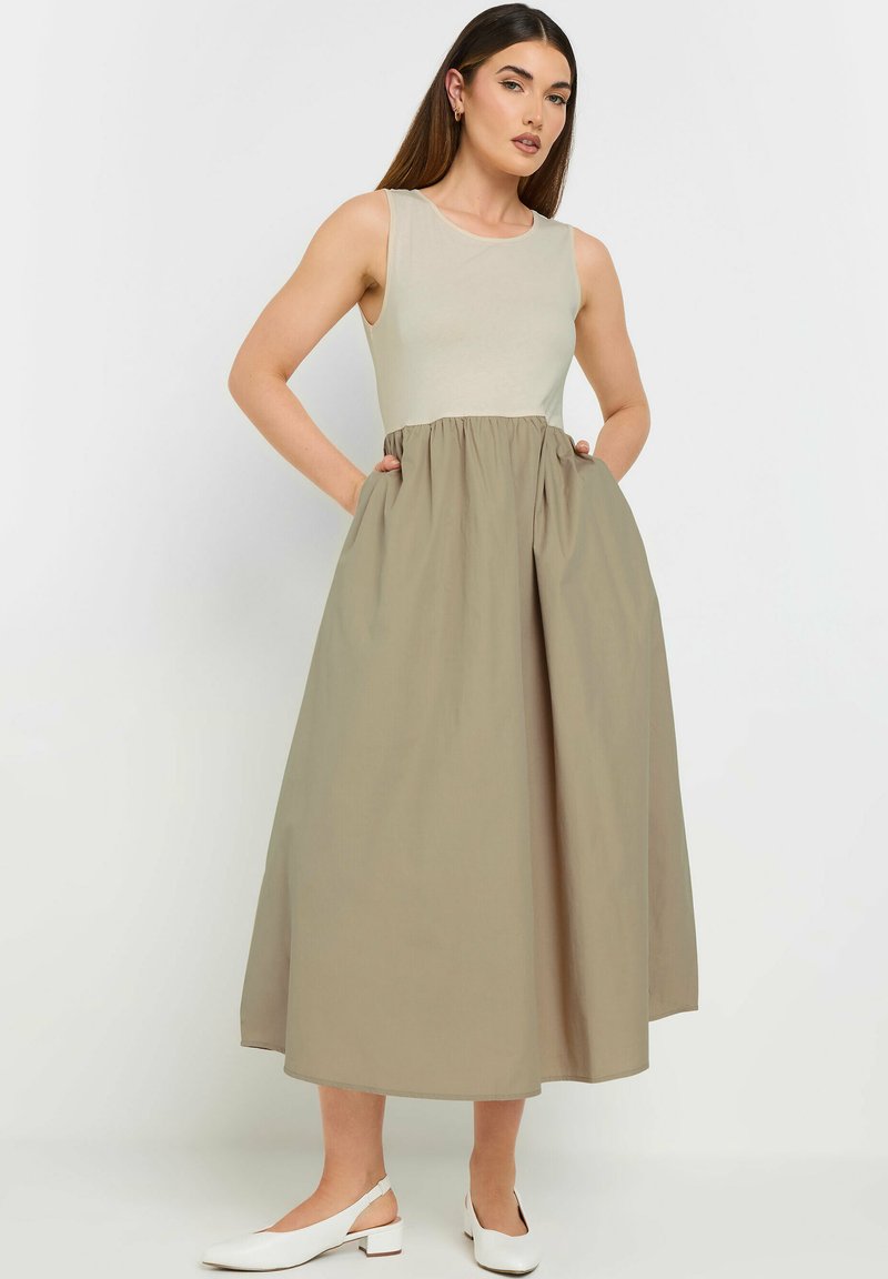 Ärmelloses Kleid mit einem taillierten, hellbeigen Oberteil und einem fließenden, gerafften, khakifarbenen Rock. Verfügt über Taschen und eine lange A-Linien-Silhouette.
