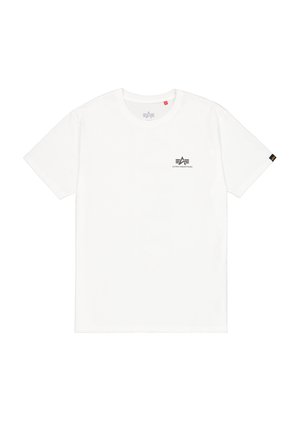 Tricou alb cu mâneci scurte și decolteu rotund, cu logo mic negru Alpha Industries pe partea stângă a pieptului și etichetă neagră pe mâneca stângă.