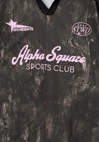 Sort sportstrøje med en marmoreringstekstur og pink logoer: "NEW HEIGHTS" og "Alpha Squaze SPORTS CLUB." V-hals design.