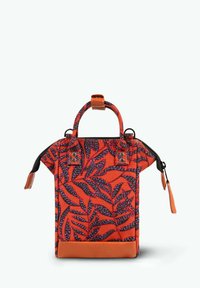 Rote Stofftasche mit Blattmuster-Design, braunen Lederelementen, doppelten Griffen und einem Reißverschluss. Kompakte rechteckige Form.