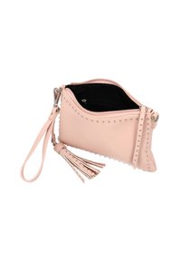 Rosa läderclutch med silverstift, dragkedjestängning och avtagbar handledsrem. Har en svart insida och en kvastdetalj.