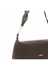 Bruine suède schoudertas met een slank ontwerp, gouden metalen accenten en een gevlochten riem. Voorzien van een ritssluiting voor veilige toegang.