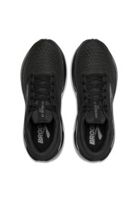 Czarne buty sportowe z siateczkową cholewką, okrągłym noskiem i płaskimi sznurówkami. Logo wyraźnie widoczne z boku i na języku.