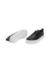 Schwarze Slipper aus strukturiertem Leder mit einer weißen Gummisohle und einer Schlaufe an der Rückseite für ein einfaches Anziehen. Gerundete Zehenform.