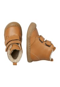 Stivaletti marroni per bambini con doppie chiusure in velcro, morbida fodera in pile e suole in gomma testurizzata, mostrati in vista dall'alto e di lato.