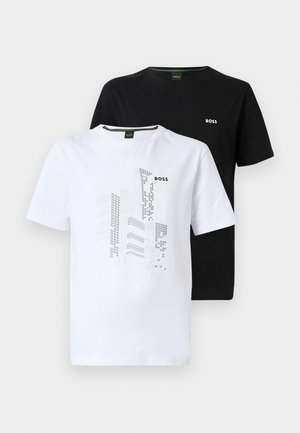 Zwei kurzärmlige T-Shirts: eines weiß mit Grafikdesign und Logo, das andere einfarbig schwarz mit Logo. Aus Baumwolle, im Rundhals-Stil.