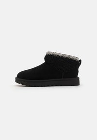 CLASSIC ULTRA MINI MAXI CURLY - Ankle boots - black