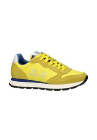 Sneaker giallo con tomaia in suede e mesh, accenti bianchi e blu, lacci texturizzati, dettagli con logo triangolare e suola in gomma nera.