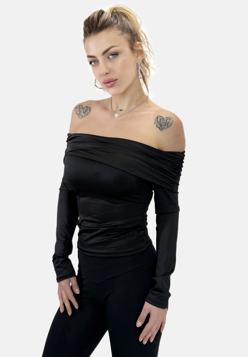 Top nero off-the-shoulder con maniche lunghe aderenti, realizzato in un tessuto morbido, con dettagli arricciati e un fit drappeggiato attorno alla vita.