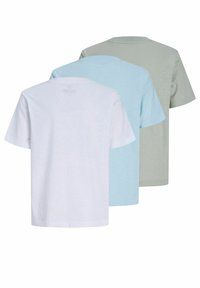 Trois t-shirts unis à col rond en blanc, bleu clair et gris clair, vus de dos, disposés en chevauchement sur fond blanc.