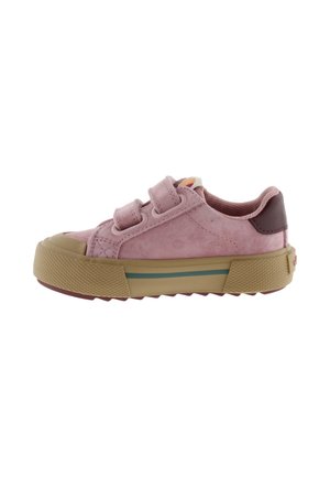 Baskets enfant en suède rose avec deux bandes Velcro, semelle en caoutchouc beige avec bande verte et patch au talon marron foncé, vue de profil.