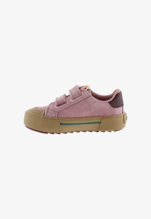 Sneaker da bambino in pelle scamosciata rosa con due cinturini in velcro, suola in gomma color cuoio con striscia verde e toppa sul tallone marrone scuro, vista laterale.