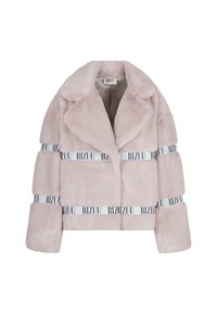 Jasnoróżowa kurtka z sztucznego futra o krótkim kroju, z szerokimi klapami i białymi detalami marki na poziomych pasach wzdłuż ciała i rękawów.