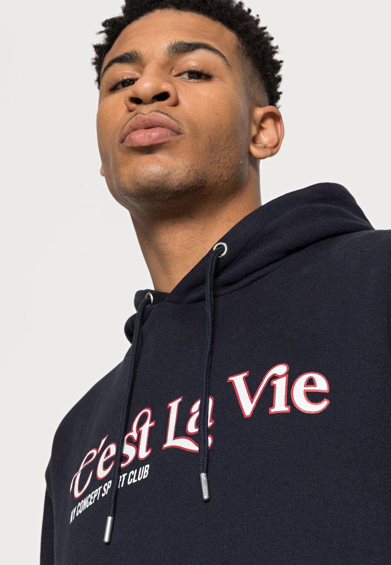 Damen Sweatshirts | NY CONCEPT CEST LA VIE HOOD UNISEX Kapuzenpullover navy/dunkelblau - AO82915 Damen Sweatshirts | NY CONCEPT CEST LA VIE HOOD UNISEX Kapuzenpullover navy/dunkelblau - AO82915