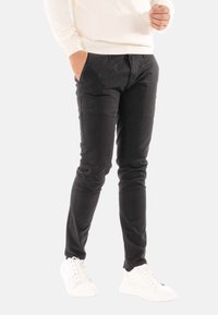 Chinos neri slim-fit realizzati in tessuto di cotone testurizzato, dotati di due tasche frontali, un cinturino con passanti per la cintura e una finitura liscia.