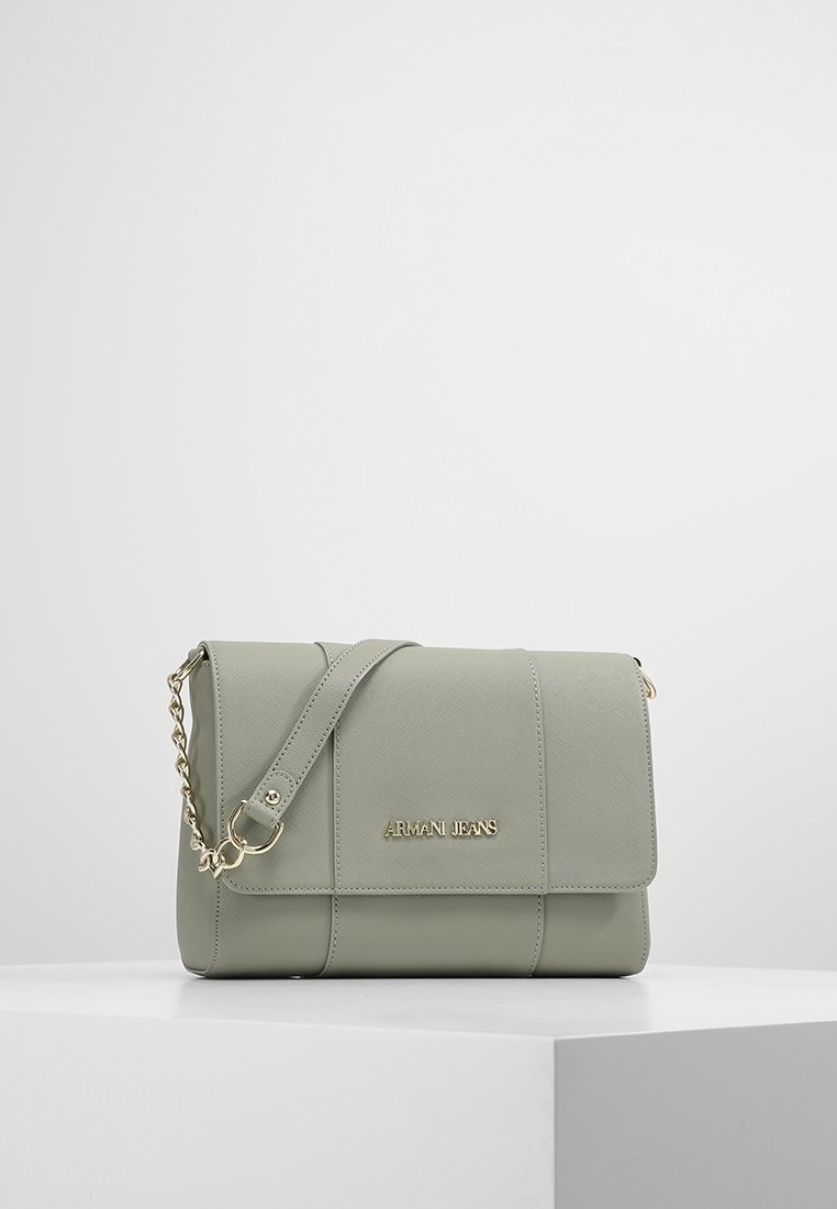 Zielona torba na ramię z syntetycznej skóry z złotymi elementami, składanym klapem i łańcuszkowym paskiem. Posiada fakturowaną powierzchnię i wytłoczone logo.