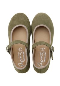 Bailarinas de ante verde con puntera redondeada, ribete beige y una correa con hebilla plateada. El forro interior es beige con texto de marca en blanco.