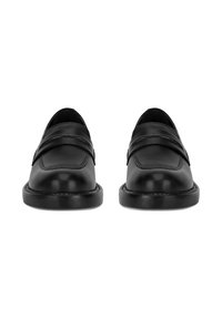 Černé kožené mokasíny s hladkým povrchem, zdobené prošitím, širokým páskem přes nárt a plochou gumovou podrážkou.