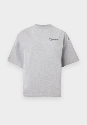 T-shirt gris surdimensionné en coton, avec un col rond, des manches courtes et un logo bleu marine en haut à gauche.