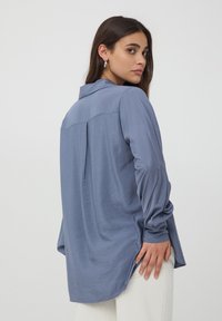 Terranova CON COLLETTO E SCOLLO A V - Camicia - avio