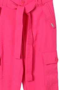 Pantaloni cargo rosa con vita annodata, dotati di due tasche laterali e dettagli con bottoni. Il materiale sembra liscio con una texture leggera.