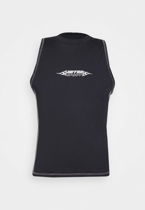 Fekete ujjatlan felső rugalmas anyagból, kerek nyakkal és fehér lángmintás grafikai szöveggel az elején. Kontrasztos varrási részletek.