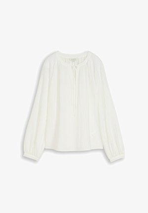 Biała bluzka z długim rękawem z marszczonym materiałem, okrągłym dekoltem i wiązaniem z przodu, prezentowana na płasko na białym tle.