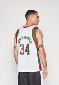 Mitchell & Ness NBA MILWAUKEE BUCKS GIANNIS ANTETOKOUNMPO SWINGMAN  - Article de supporter d'équipe de club - white