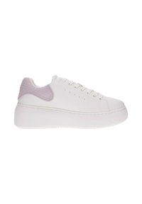 Zapatilla blanca con un acento texturizado en lavanda en el talón, suela plana y diseño de cordones. Material suave con un sutil detalle de costura.