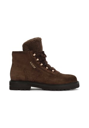 Bottine marron en daim avec doublure épaisse en fourrure, lacets à l'avant avec œillets métalliques, semelle noire robuste et nom de la marque "kazar" sur le côté.