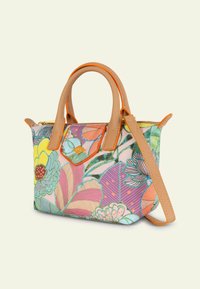 Borsa floreale con manici e accenti in pelle marrone chiaro, caratterizzata da vivaci motivi floreali in rosa, blu e giallo su uno sfondo chiaro.