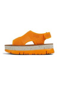 Oranžové síťované sandály s nastavitelným popruhem, robustní platforma s fleky v krémové a oranžové barvě, s výřezem pro prodyšnost.