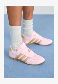 Selecionado, clear pink/magic beige/gum