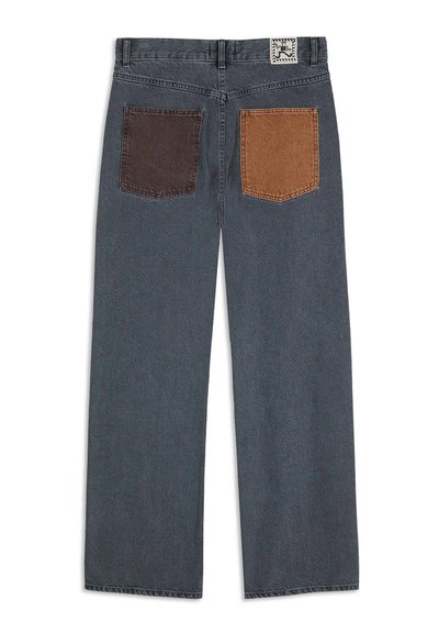 Mörkgrå raka jeans med kontrasterande bruna och rostfärgade bakfickor samt en liten logotyppatch på midjan.