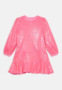 Rosa Paillettenkleid mit langen Ärmeln, rundem Halsausschnitt, schichtübergroßem Saum und elastischen Bündchen, das eine glänzende, strukturierte Oberfläche aufweist.