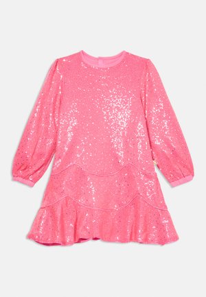 Różowa sukienka z cekinami, z długimi rękawami, okrągłym dekoltem, warstwowym dołem z falbaną i elastycznymi mankietami, charakteryzująca się błyszczącą, teksturowaną powierzchnią.