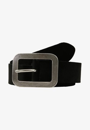 Zwarte suède riem met een grote zilveren vierkante gesp met een gestructureerd, stippenpatroon. Strakke lijnen en een gladde afwerking.