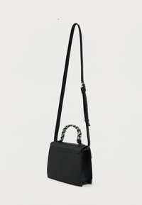 Μαύρη δομημένη τσάντα χιαστί με λεία δερμάτινη επιφάνεια, με μια αντίθετη σχεδιασμένη λαβή στην κορυφή και ρυθμιζόμενο ιμάντα ώμου.