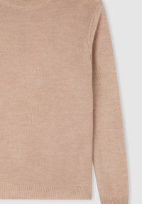 Jasnoróżowy sweter z dzianiny z długimi rękawami, okrągłym dekoltem i prążkowanym wykończeniem. Teksturowany, miękki materiał o luźnym kroju.