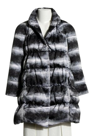 Gepolsterte Jacke mit schwarz-weißen horizontalen Batikstreifen, großem Kragen und gerafften, gepufften Bereichen an einem weißen Schaufenster-Torso.