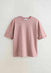 Tricou din bumbac roz cu decolteu rotund și mâneci scurt. Prezintă o croială lejeră și o textură fină, cu detalii minime de cusătură.
