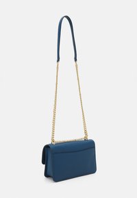 MICHAEL Michael Kors CLAIRE SHOULDER - Torba preko tijela - dk chambray