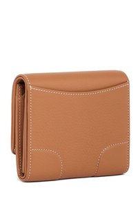 Portafoglio in pelle tan con superficie testurizzata, dettagli di cucitura bianca e forma rettangolare compatta. Presenta un design pieghevole.