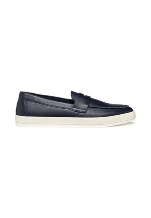 Mocassino slip-on in pelle blu navy con suola in gomma bianca e dettaglio con cinturino cucito sulla parte superiore.