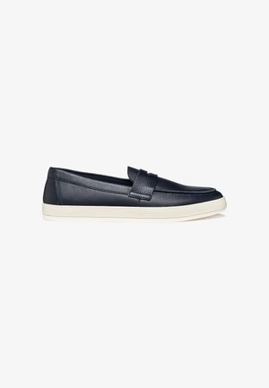 Mocassino slip-on in pelle blu navy con suola in gomma bianca e dettaglio con cinturino cucito sulla parte superiore.